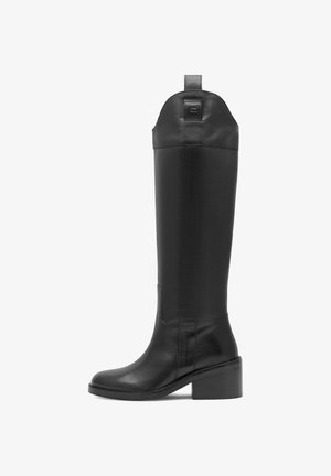 Wysoka czarna skórzana kozaki z grubym obcasem, zaokrąglonym noskiem i pętelką u góry, pokazane z profilu na białym tle.