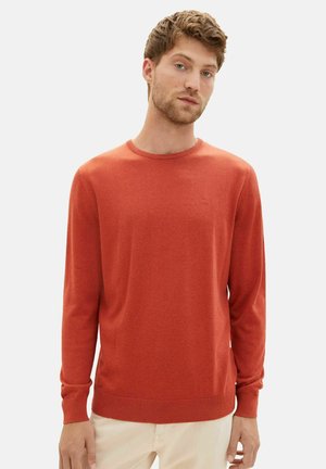 Roter Strickpullover mit Rundhalsausschnitt, langen Ärmeln, gerippten Bündchen und Saum. Weiche Textur und minimale Markenkennzeichnung auf der Brust.