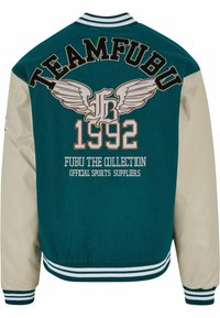 Zelená a béžová varsity bunda se bílými pruhy. Obsahuje vyšívané designy "TEAMFUBU" a křídel, "1992" a branding na zadní straně.