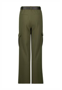 Olivgrüne Cargo-Hosen mit weitem Bein, zwei Seiten Taschen und einem schwarzen Gürtel. Glatte Textur mit maßgeschneidertem Erscheinungsbild.