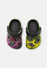Crocs SMU CLASSIC TIE DYE GLOW IN THE DARK OVERLOAD UNISEX - Ciabatte da mare - black/multi-coloured
