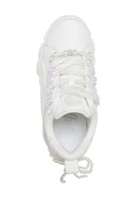 Basket blanche avec perles décoratives et strass tissés dans les lacets en satin et un pendentif perle attaché à l’arrière.