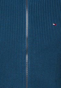 Tommy Hilfiger TEXTURE ZIP THROUGH - Casaco de malha - dark lakeside