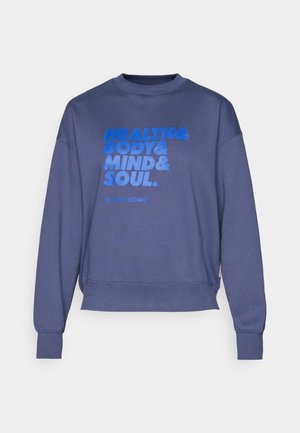 Blå sweatshirt i mjukt tyg, med rund halsringning, långa ärmar och grafisk text i kontrasterande blått och vitt.
