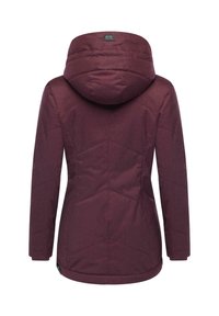 Marszczona bordowa kurtka ocieplana z kapturem, ozdobiona geometrycznymi przeszyciami i teksturowaną tkaniną. Na przednim dolnym brzegu znajduje się logo marki.