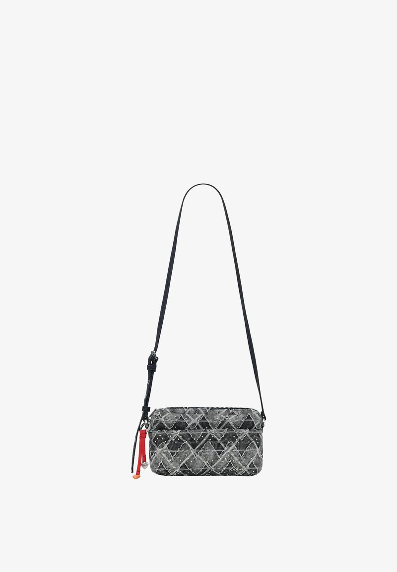 Bolso bandolera acolchado en blanco y negro con acabado texturizado, que cuenta con una correa larga ajustable y detalles de flecos rojos. Cierre con cremallera.