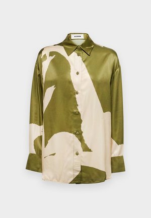 Chemise en satin vert olive et crème, ornée d'un grand motif abstrait, col pointu et patte de boutonnage à l'avant avec manches longues.