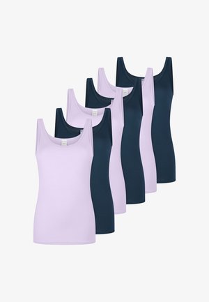 Sept hauts sans manches pour femmes en couleurs alternées violet clair et bleu foncé, rangés en rangée décalée.