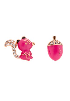 Rózsaszín mókus és makkszem alakú fülbevalók arany szegélyekkel és strasszköves díszítéssel a faroknál és a makk kupakjánál.