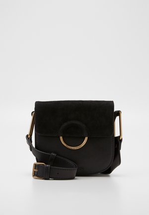 Zwarte leren en suède schoudertas met een ronde gouden hardware-accent, verstelbare schouderband en klepsluiting. Compact rechthoekig formaat.