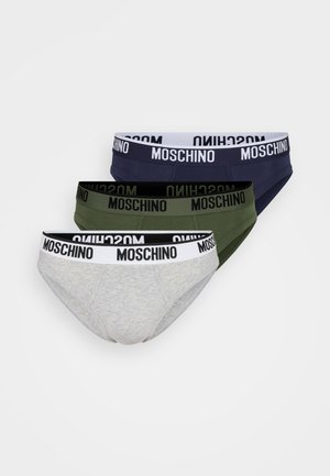 Trois paires de slips pour hommes en gris, bleu marine et vert olive. Chacune possède une ceinture élastique noire avec "MOSCHINO" en lettres blanches.