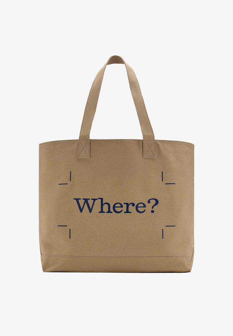 Sac fourre-tout en toile beige avec deux anses, avec le mot « Où ? » en bleu marine centré sur un côté.