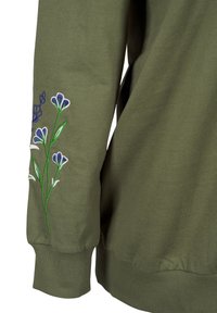 Sudadera de color verde oliva con mangas largas, que presenta bordados florales en azul y blanco en el brazo izquierdo. Textura suave y puños acanalados.
