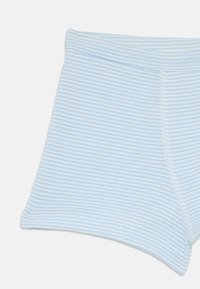 Lyseblå og hvite tynne stripete myke shortser med elastisk midje og synlige sømmer på en hvit bakgrunn.