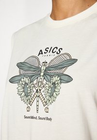 ASICS GAME SEASONAL GRAPHIC TOP - Sports T-shirt - cream
