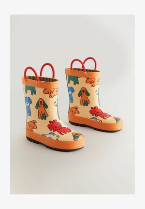 Sárga gumicsizma, színes kutyaillusztrációkkal és piros fogantyúkkal. Texturált fekete talp a jobb tapadásért; narancssárga díszítések a talpon.