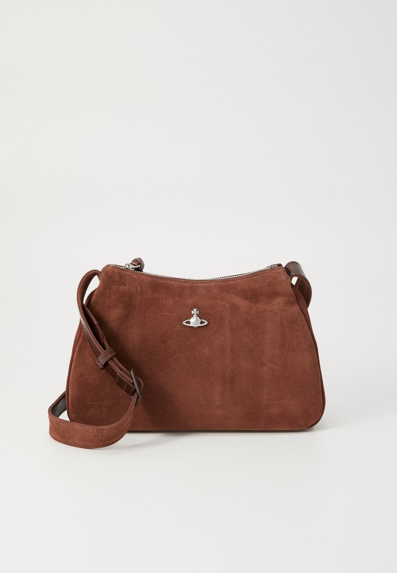 Brązowa torebka z zamszu z zamknięciem na zamek, regulowanym paskiem na ramię i srebrnymi akcentami, o subtelnej teksturze.