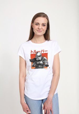 Hvid bomulds T-shirt med grafik af en karakter i sort og grå, sat mod en orange baggrund med japansk tekst. Regular fit.