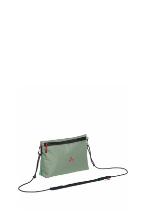 Bolso bandolera rectangular verde con cremallera negra y correa negra ajustable, con un pequeño logo rojo en la parte frontal.