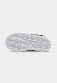 Nike Sportswear TENNIS CLASSIC UNISEX - Αθλητικά παπούτσια - white/black