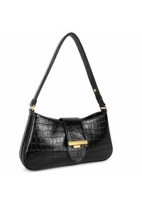 Borsa nera in pelle sintetica con effetto coccodrillo, dalla forma curvilinea, con un accento in metallo dorato e una tracolla piatta per il trasporto.
