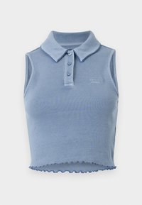 Lyseblå ermeløs polo topp med ribbet tekstur, har krage og tre frontknapper, med bølget kant og logodetalj.