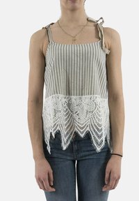 Top in tessuto a righe con orlo in pizzo bianco e spalline regolabili, caratterizzato da una vestibilità ampia e motivi testurizzati nella parte inferiore.