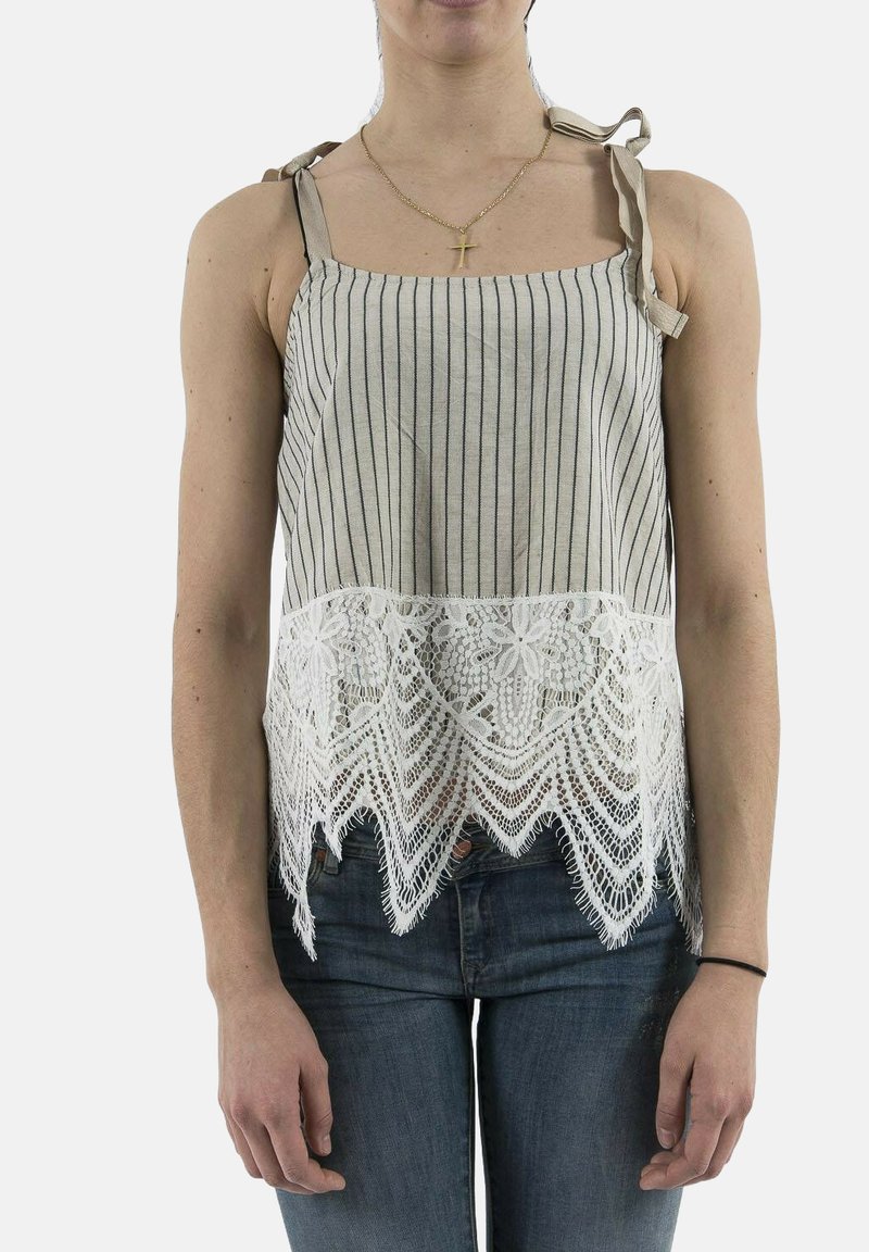 Top in tessuto a righe con orlo in pizzo bianco e spalline regolabili, caratterizzato da una vestibilità ampia e motivi testurizzati nella parte inferiore.