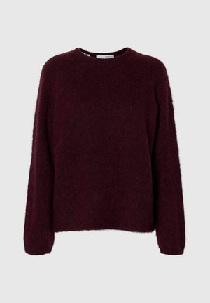 Tamno burgundski fuzzy dukserica dugih rukava s okruglim izrezom, meke teksture i opuštenog kroja na jednostavnoj svijetloj pozadini.