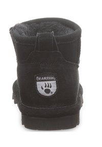 Schwarzer Wildlederstiefel mit strukturierter Oberfläche, mit runder Zehenpartie, kurzer Höhe und einem Bearpaw-Logo auf der Rückseite. Gummisohle.