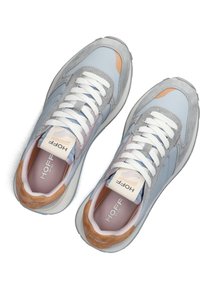Zapatillas grises y azul claro con parte superior de ante y malla, cordones blancos y un acento marrón en el talón. Logo en la lengüeta.