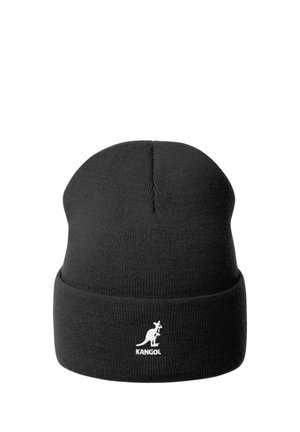 Musta neulottu pipo taitettavalla reunuksella ja valkoisella Kangol-kengurun logolla, brodeerattuna etuosan keskelle.