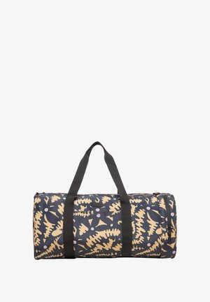 Ronde duffelbag in donkerblauw met een beige abstract bladerenpatroon, zwarte straps, ritsluiting en een klein logo-opdruk aan de voorkant.