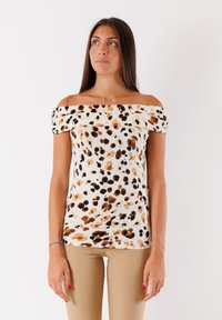 Top off-the-shoulder in un tessuto leggero con una base crema e motivi a macchie marroni e nere, vestibilità slim e scollo strutturato.