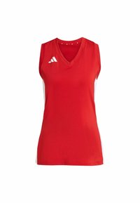 Haut de sport sans manches rouge avec un col en V, des panneaux latéraux blancs et le logo Adidas en blanc sur le côté gauche de la poitrine. Confectionné en tissu respirant.