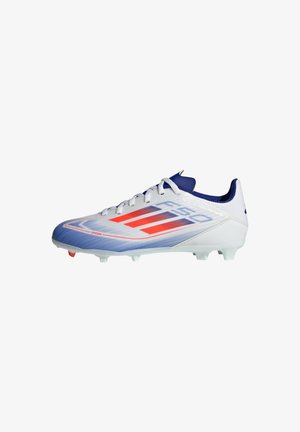 Scarpe da calcio bianche e blu con accenti rossi, dotate di una tomaia testurizzata, chiusura con lacci e tacchetti per una buona aderenza sull'erba.
