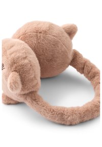 Plišana mačka igračka, okruglo tijelo u svijetlom bež tonu, mekanog tekstura, detaljno oblikovane facialne karakteristike i uvijeni rep s pahuljastim završetkom.