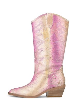 Bota vaquera de cuero en relieve rosa y beige con costuras decorativas, puntera puntiaguda y tacón apilado de madera.