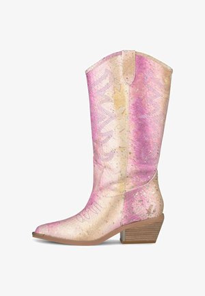 Cizmă de cowboy din piele roz și bej, cu model în relief, cusături decorative, vârf ascuțit și toc din lemn stratificat.