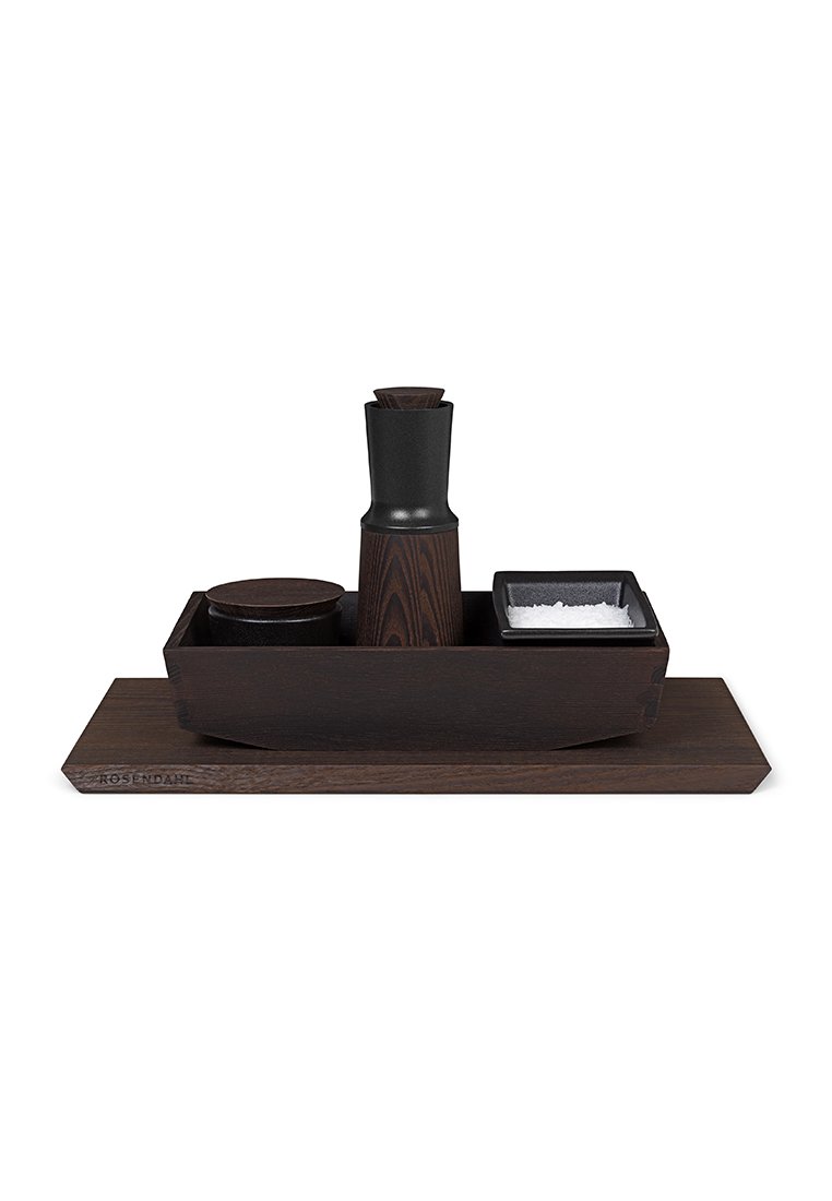 Plateau de service en bois foncé au design épuré, comprenant un conteneur cylindrique, un couvercle rond et un bol à sel carré, tous dans des finitions variées.