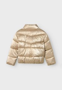 Giubbotto imbottito in oro metallico, con colletto alto, motivo a righe orizzontali e tessuto leggero e lucido.