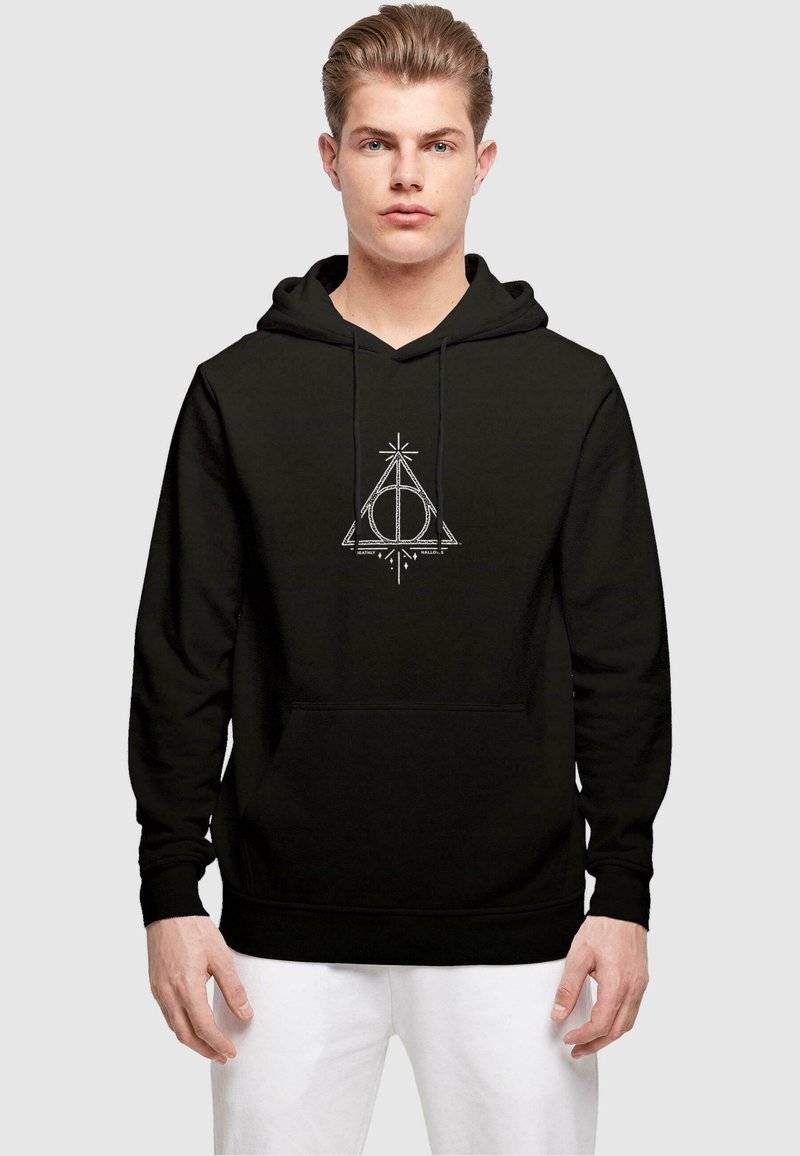 Svart hettegenser med et sentralt hvitt grafisk design av en trekant med en sirkel og symboler, laget av myk stoff, med en lomme foran.