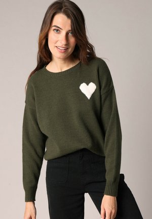 Groene gebreide trui met een relaxed fit, voorzien van een wit, pluizig hartontwerp op de borst. Geribbelde manchetten vergroten de textuur.