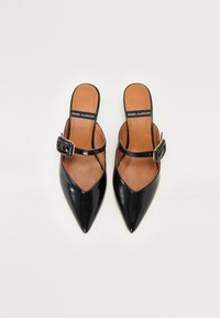 Mustat nahkaiset slingback-korkokengät, joissa on teräväkärkiset varpaat, V-mallinen aukko-muotoilu ja leveä hihna, jossa on neliömäinen solkiyksityiskohta. Ruskeat sisäpohjat näkyvissä.