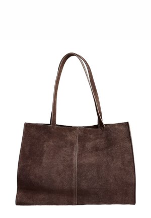 Bruine suèden shopper met twee lange handvatten, met een minimalistisch ontwerp en zichtbare stiksels langs het voorpaneel.