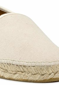 Witte canvas espadrille met een ronde neus, gestikte details en een jute touwzool voor textuur en grip.