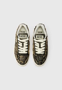 Baskets en denim noir avec des bords effilochés, lacées en blanc et marquage "DIESEL" sur la languette. Bout rond et semelle en caoutchouc avec une texture minimale.