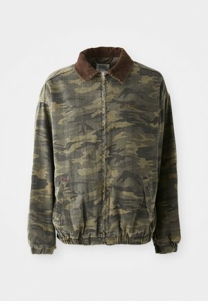 Jasperjack in een camouflagepatroon in kaki en donkergroen, gemaakt van stevige stof. Beschikt over een bruine corduroy kraag en elastische manchetten en zoom.