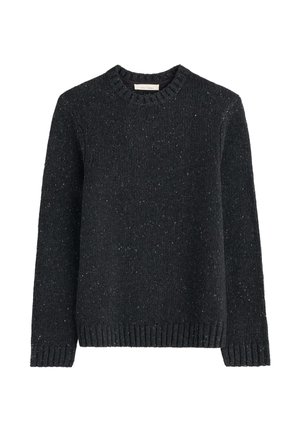 Tamsiai pilkas megztinis su raštuota apykakle, ilgomis rankovėmis ir faktūriniu raštu, turinčiu šviesesnių spalvų dėmeles.