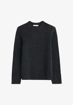 Tamsiai pilkas megztinis su raštuota apykakle, ilgomis rankovėmis ir faktūriniu raštu, turinčiu šviesesnių spalvų dėmeles.